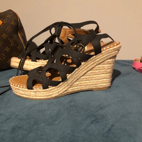 Shoes - Picture 3 of 4